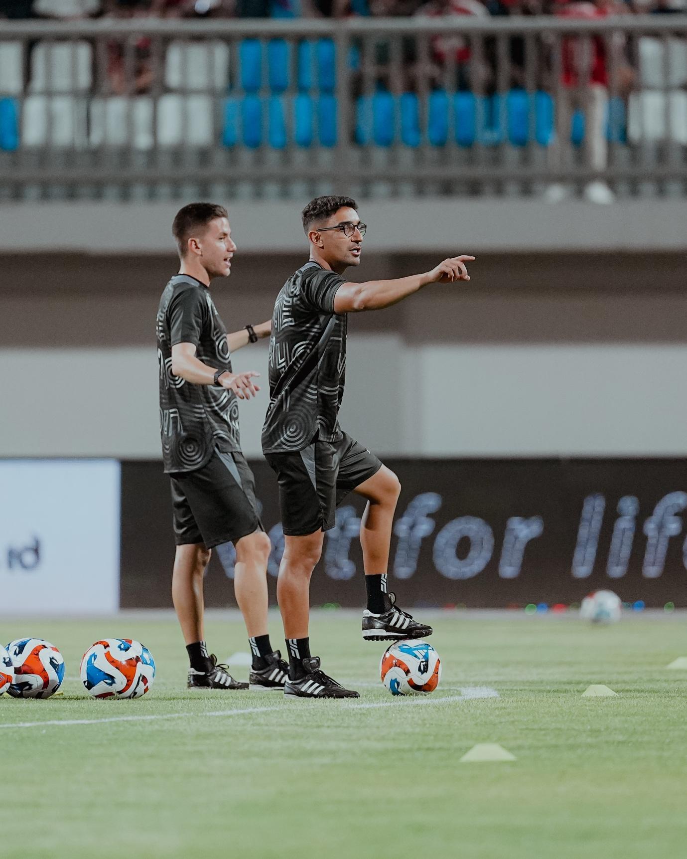 Ítalo Resende em orientação tática em campo