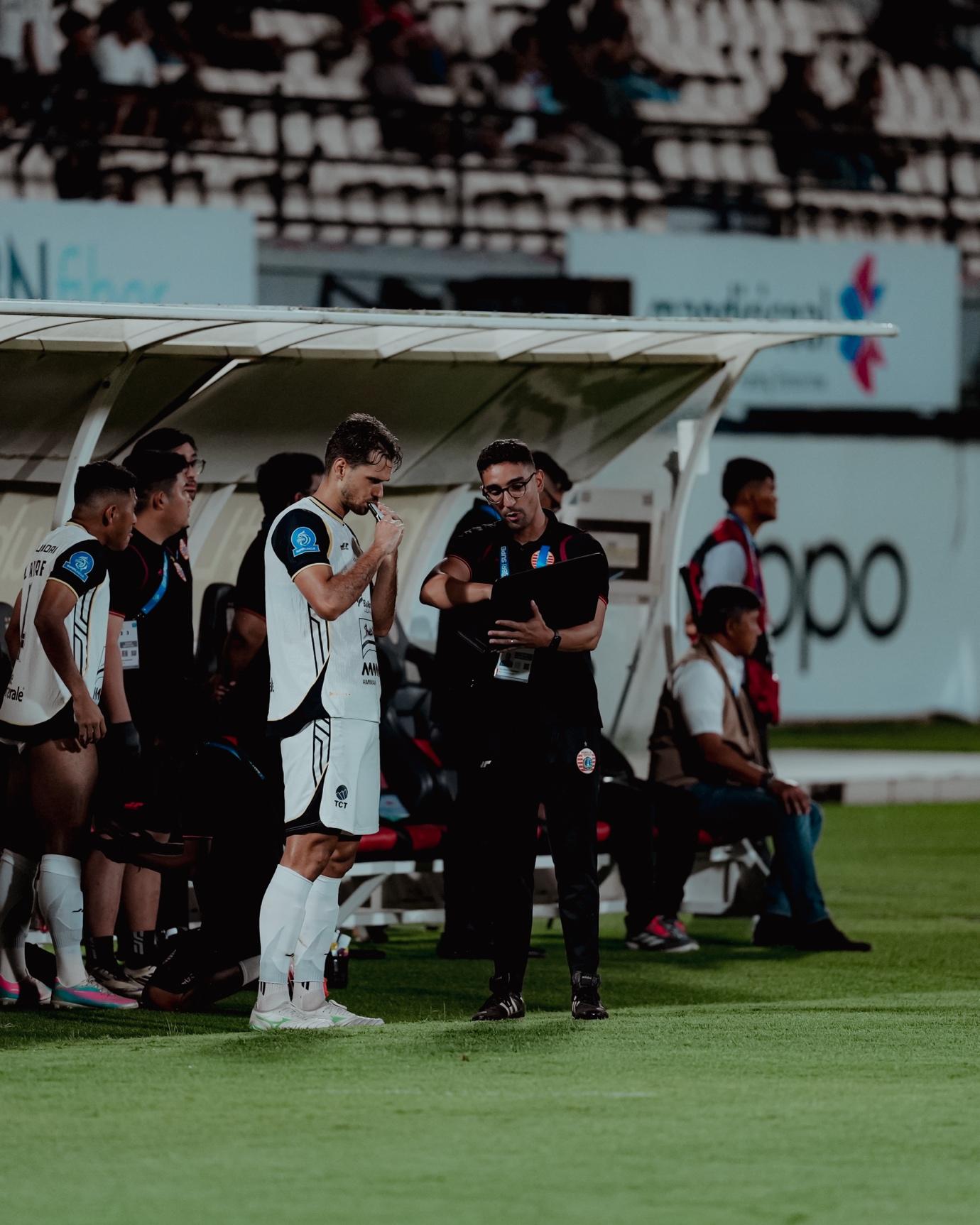 Ítalo Resende em aquecimento pré-jogo na Indonésia