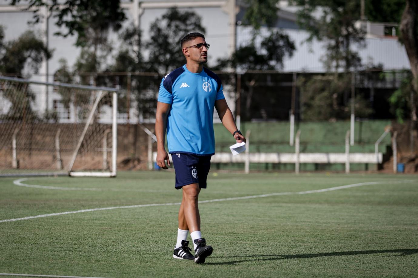 Ítalo Resende em treinamento pelo Guarani